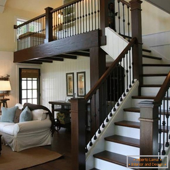 Piękny projekt schodów w prywatnym domu z drewnianymi poręczami