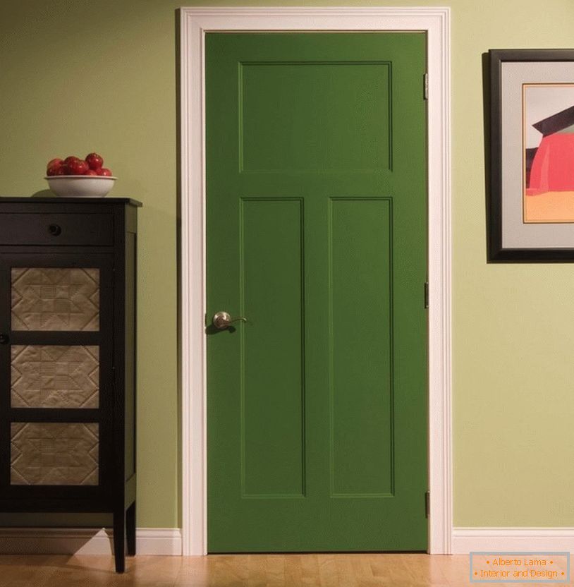 Zielone drzwi w pokoju