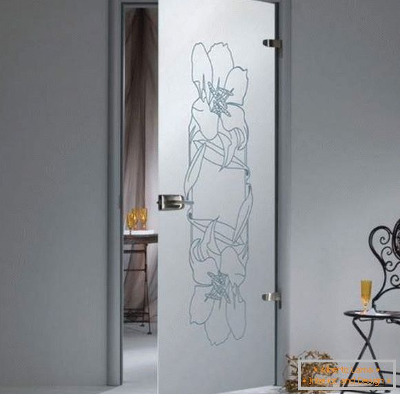 Swing drzwi szklane między pomieszczeniami matowe z motywem kwiatowym
