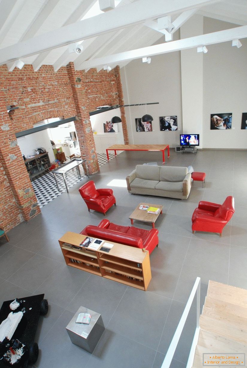 Salon nowego mieszkania typu studio we Włoszech