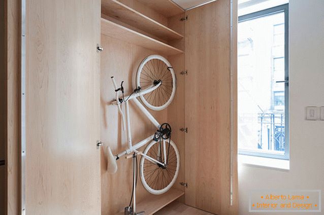Rower w szafie w wielofunkcyjnym mieszkaniu-transformatorze