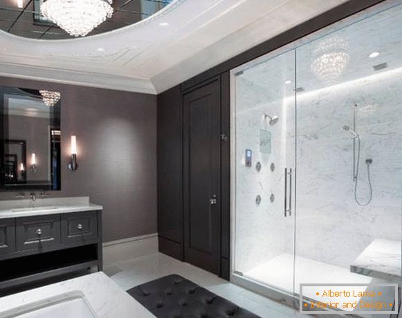 Szklane drzwi do pomieszczenia z prysznicem w łazience wnętrza
