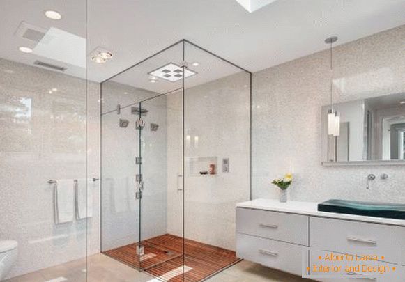 Szklany prysznic z drewnianą paletą na podłodze