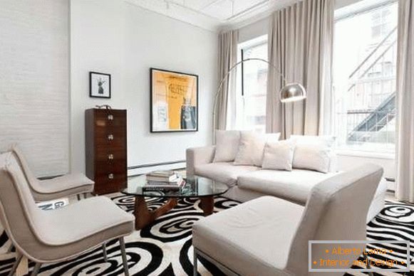 Czarno-biały dywan w salonie o nowoczesnym wystroju