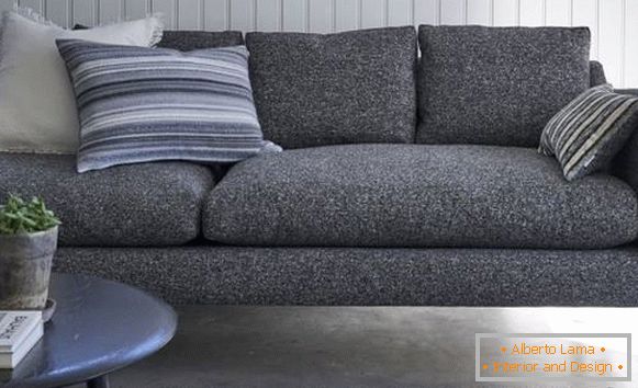 Tapicerowana sofa, dywan i poduszki z kolekcji 2016 od Designers Guild