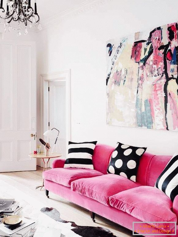 Różowa sofa we wnętrzu salonu Zdjęcie