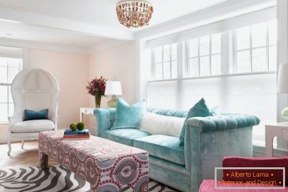 Jasna, turkusowa, elegancka sofa z aksamitną tapicerką