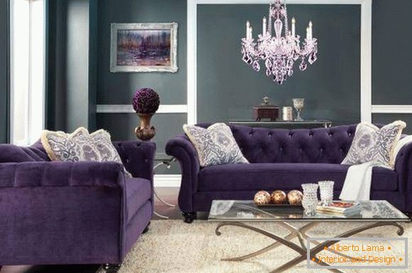 Aksamitna sofa w fioletowym kolorze