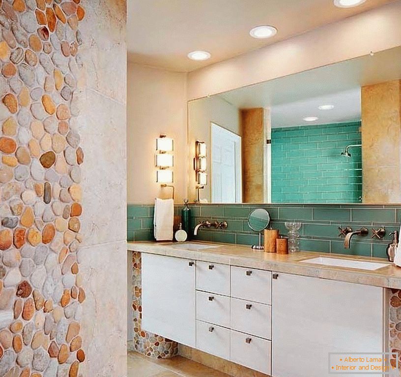 Mozaika z kamienia we wnętrzu łazienki