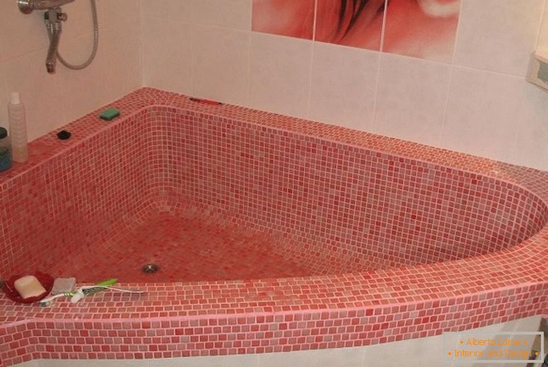 Kąpiel z różowej mozaiki