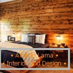 Drewniana ściana w sypialni