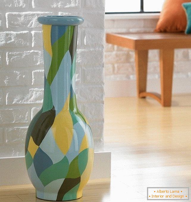 Szklana waza o różnych kolorach