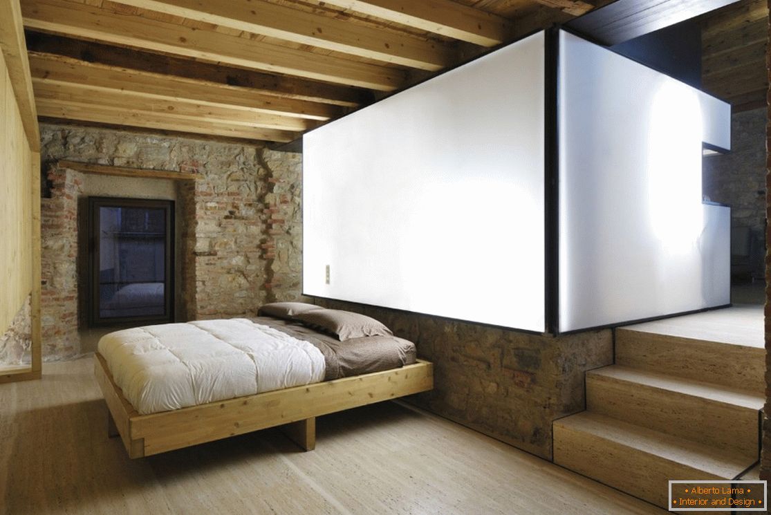 Sypialnia w drewnianym domu w Brescii