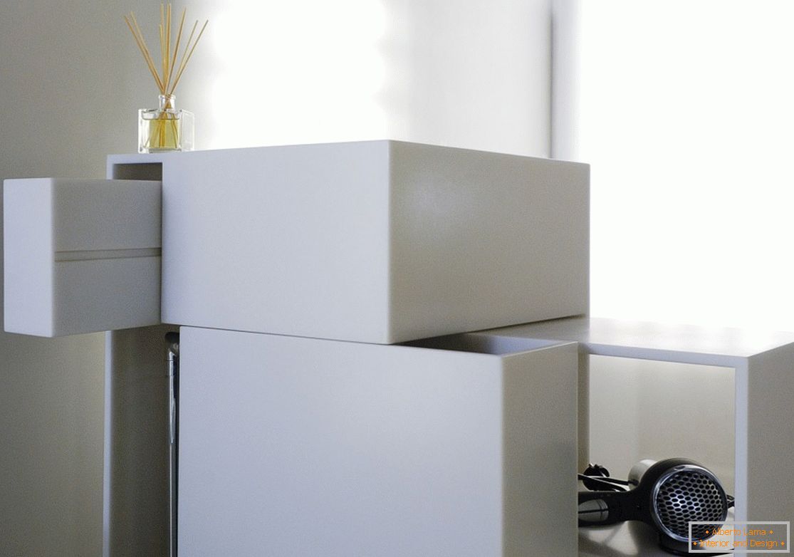 Ciekawy design szafki w kolorze białym w domu