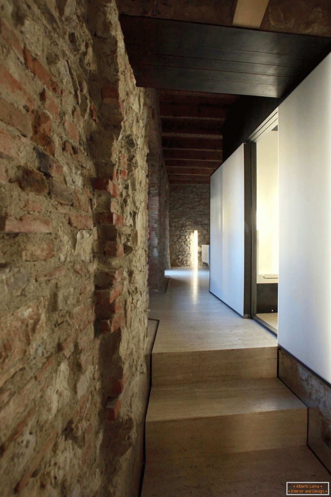 Długie korytarze domu w Brescii