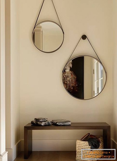 Okrągłe lustra na korytarzu - fotografia w nowoczesnym stylu