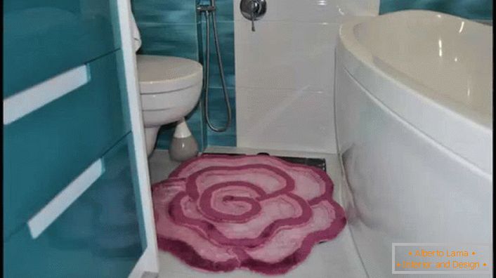 Dywan w formie miękkiej różowej róży do małej łazienki. 