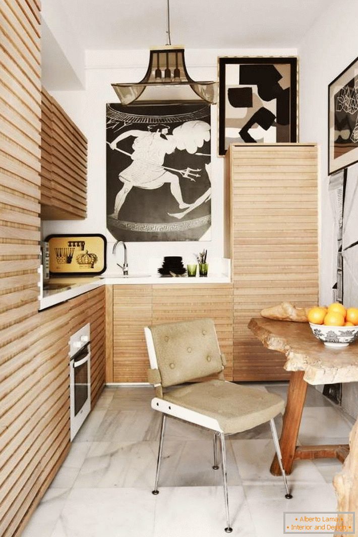 bajecznie drewniany zestaw kuchenny w małej kuchennej przestrzeni wraz z drewnianym stołem jadalnym i krzesłem retro również pięknym zawieszeniem