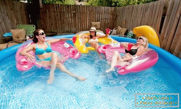 Jakość nadmuchiwanego basenu na letnią rezydencję - zdjęcia z dorosłymi