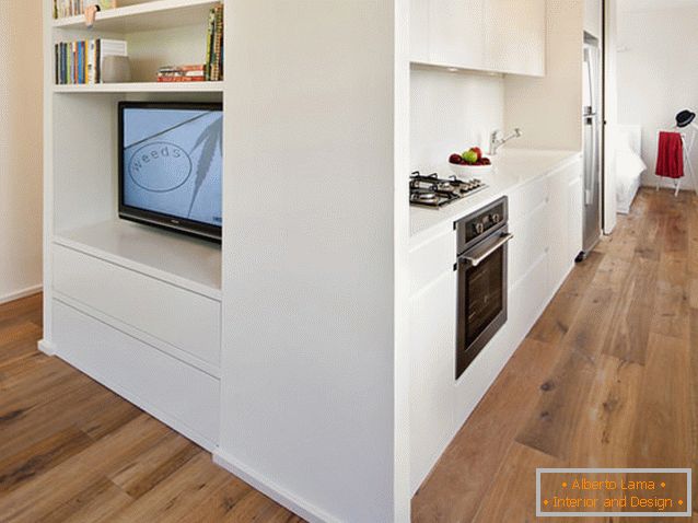 Drewniana podłoga w prostokątnym apartamencie typu studio