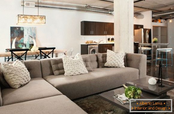 Ściśle narożna kanapa w apartamencie typu studio