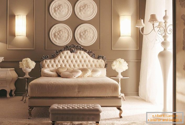 Przykład idealnie dopasowanego oświetlenia do sypialni w stylu neoklasycystycznym.