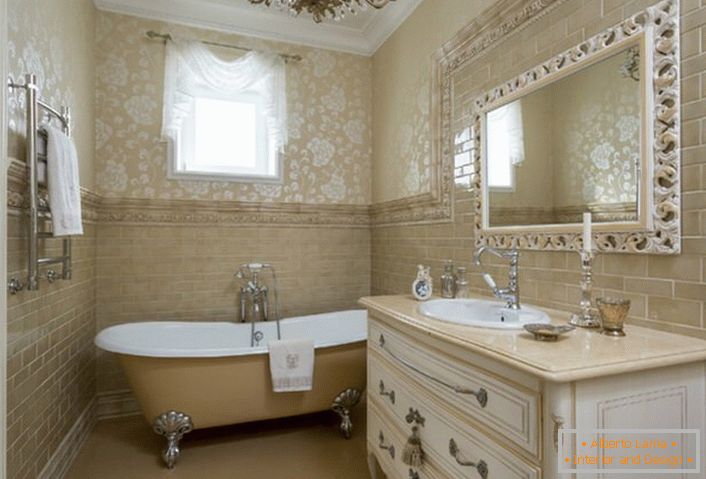 Łazienka w neoklasycystycznym stylu w wiejskim domu hiszpańskiej rodziny.