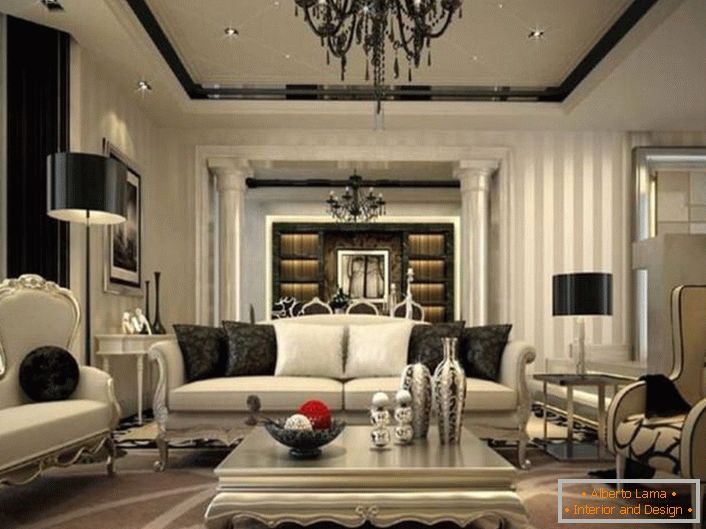 Wyszukane wnętrze salonu jest pomyślane w stylu neoklasycznym. Czarne elementy dekoracji i dekoracji rzucają się w oczy na tle wyblakłych szarych odcieni.