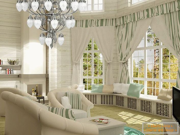Jasny salon w stylu neoklasycznym. Przytulna i jednocześnie funkcjonalna przestrzeń. Szczególnie interesujące są szerokie parapety ozdobione poduszkami.