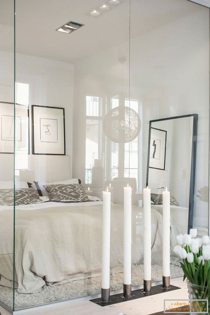 Sypialnia za szklanymi apartamentami typu studio w stylu skandynawskim