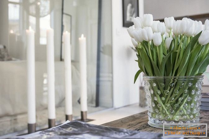 Kwiaty we wnętrzu apartamentów typu studio w stylu skandynawskim