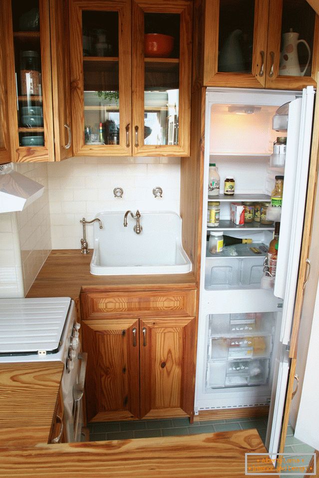 Ukryta lodówka we wnętrzu zabytkowej kuchni