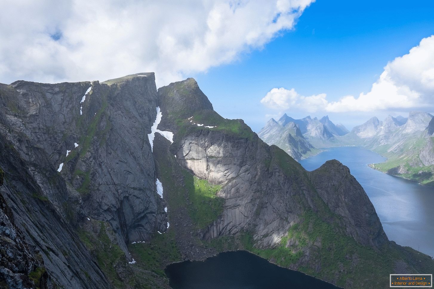 Niezapomniany widok z lotu ptaka na góry Norwegii