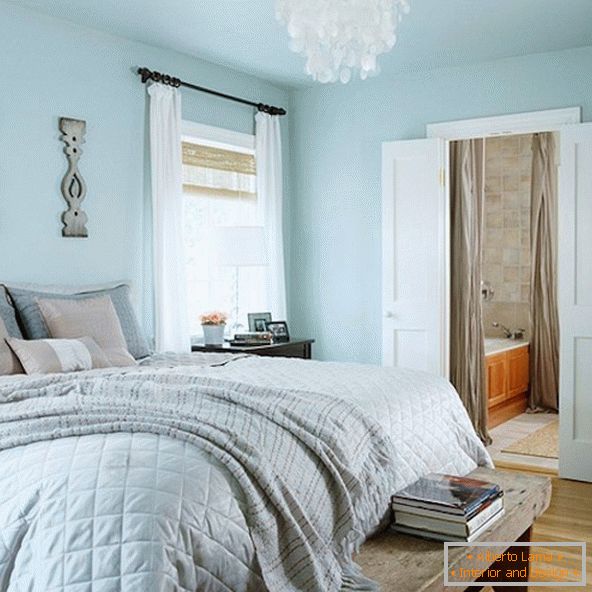 Sypialnia z niskim sufitem w kolorze niebieskim