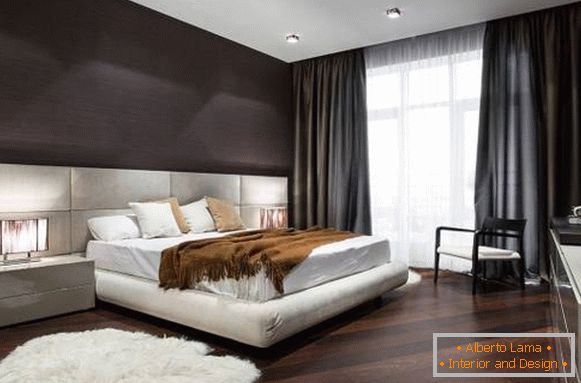 Podwójne łóżko z miękkim zagłówkiem w jasnym kolorze