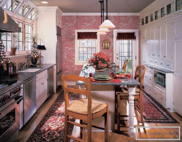 Elegancka różowa tapeta w projektowaniu kuchni