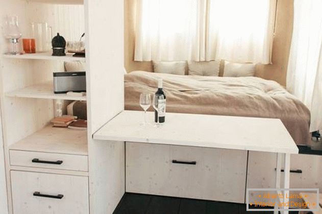 Wewnętrzny układ małego domu: раскладной столик в спальне