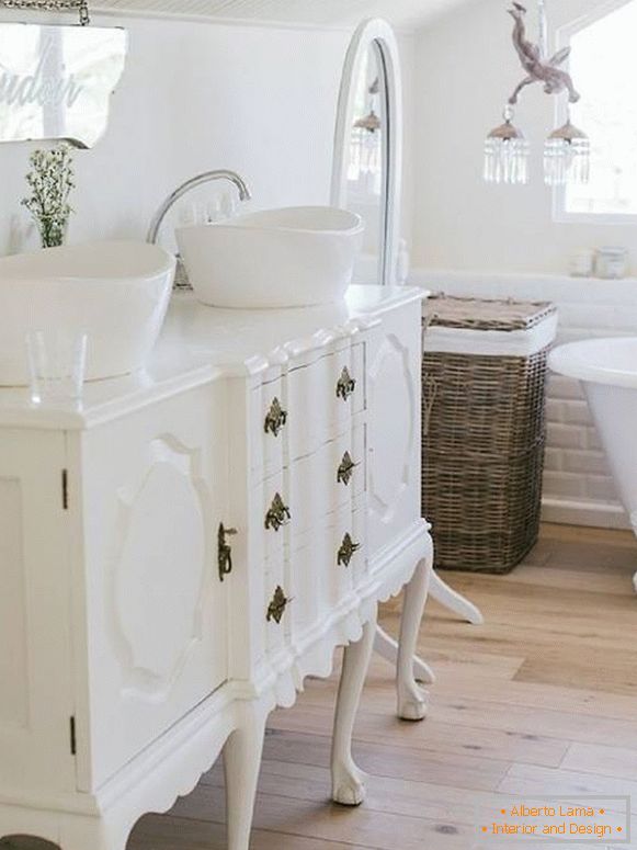 Białe meble łazienkowe Provence