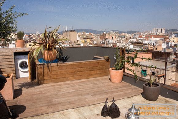 Balkon małego studia w Barcelonie
