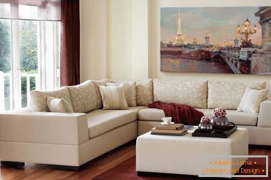 Zasłony, dywan i inne dekoracje w kolorze Marsala