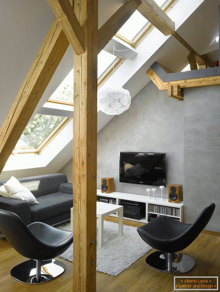 Biuro w stylu loftowym na poddaszu domu to uniwersalne rozwiązanie dla kreatywnych ludzi.