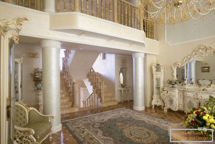 W aranżacji wnętrz obowiązują te same zasady, co dekoracja elewacji budynku. W pokoju gościnnym wysokie kolumny, zgodnie z zaleceniami baroku.