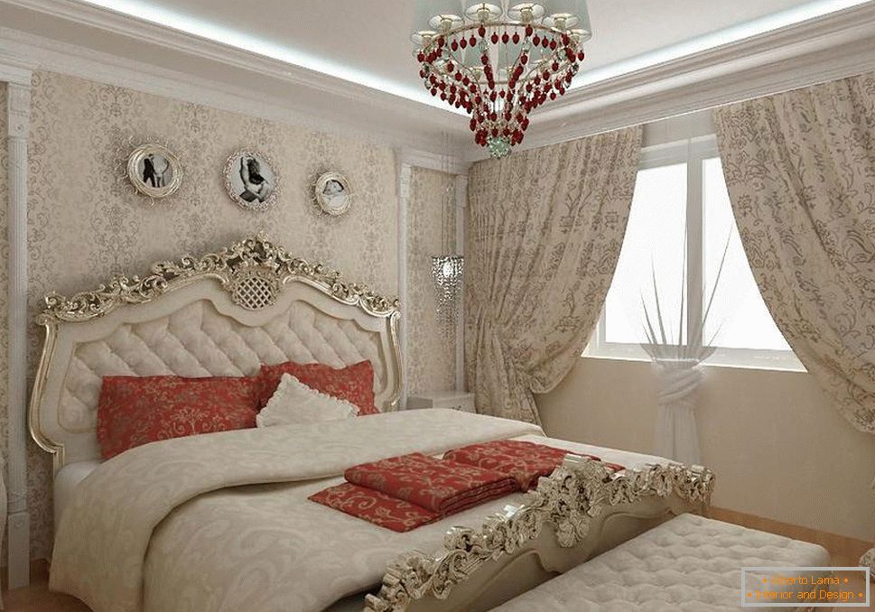 Barokowa sypialnia w mieszkaniu miasta. Ogromne zasłony, łóżko z drewnianymi rzeźbionymi plecami i żyrandol