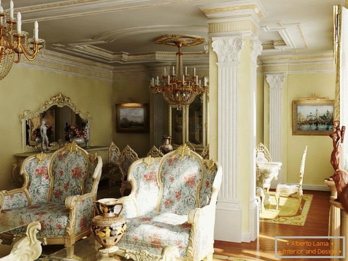 Masywne krzesła z kwiecistą tapicerką w barokowym pokoju gościnnym. Sufity i kolumna zdobione są sztukateriami z płyt gipsowo-kartonowych.
