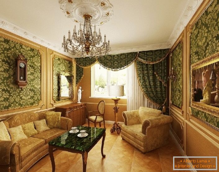 Pokój gościnny w beżowo-zielonych kolorach w stylu barokowym.