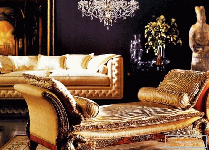 Barokowy salon z odpowiednio dobranym wystrojem. Ściana za sofą jest ozdobiona dużym obrazem w złotej oprawie. Uwagę zwraca także starożytny posąg.