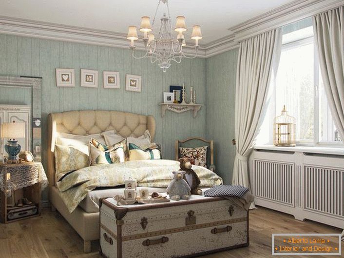Przytulna sypialnia w stylu rustykalnym w prowincji Chateau Francji.