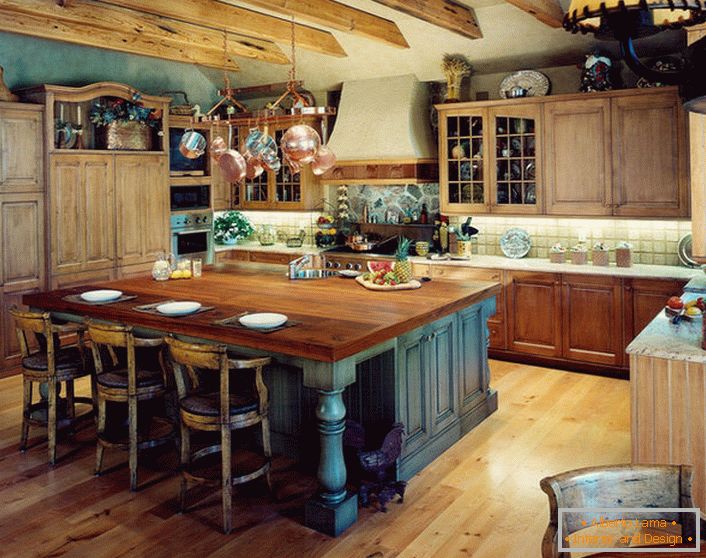 W najlepszych tradycjach kraju w projektowaniu przestrzeni kuchennej wykorzystywane są głównie materiały naturalne.