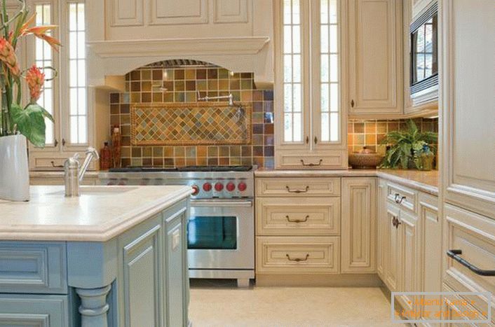 Do kuchni w wiejskim stylu, szerokie piece są idealne. Autor projektu harmonijnie zaprojektował przestrzeń nad piecem.