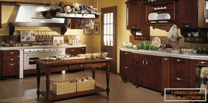 Prawidłowy przykład dekoracji kuchni w wiejskim stylu. Wiklinowe kosze, kwiaty, ozdobne kiście winogron - tworzą atmosferę przytulności w kuchni.